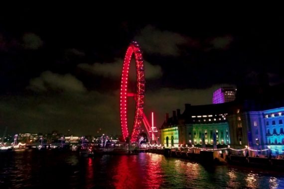 Noria de Londres de noche iluminada