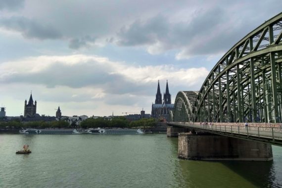 Vistas de la catedral de Colonia y el puente Hohenzollern