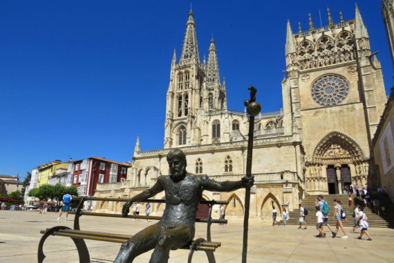 Catedral de Burgos con estatua del peregrino 